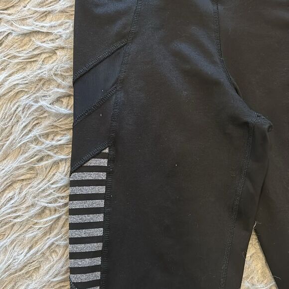 Splendid women’s black and gray stripped cropped polyester stretch leggings - Picture 2 of 6